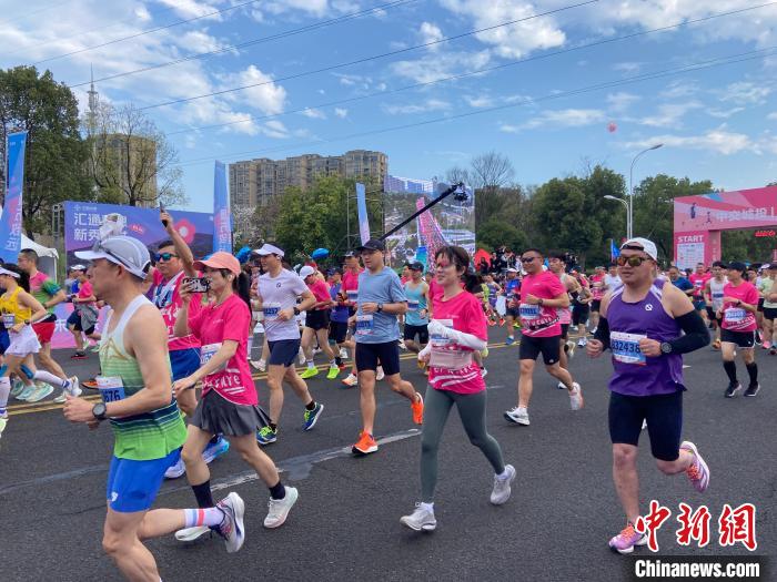 台湾跑团在奉化马拉松跑进浪漫桃花源，跨海情