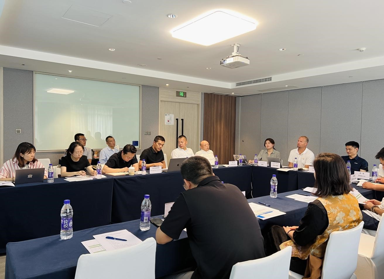 国际雪联官员来京考察单板及自由式滑雪大跳台