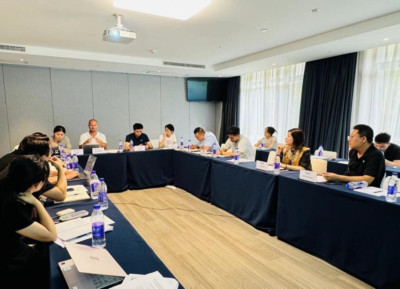 国际雪联官员来京考察单板及自由式滑雪大跳台