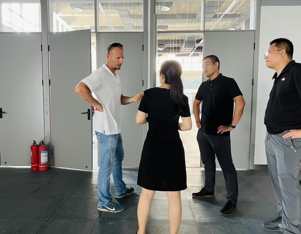 国际雪联官员来京考察单板及自由式滑雪大跳台