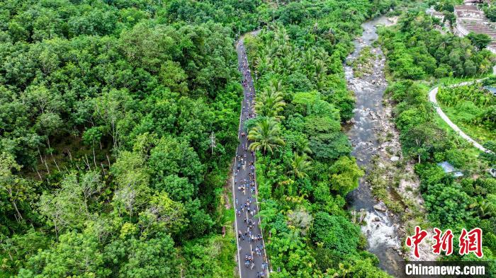 2024三亚经济圈热带雨林挑战赛首站开跑 千名户外