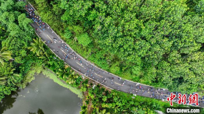 2024三亚经济圈热带雨林挑战赛首站开跑 千名户外