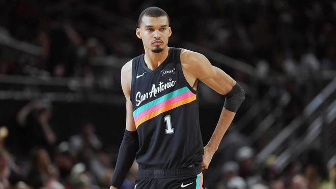 名宿质疑文班亚马赢球后哭泣行为引发舆论争议