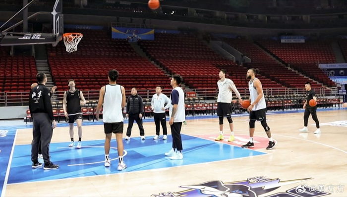 媒体人建议北京男篮让麦基主导进攻 防守紧盯转