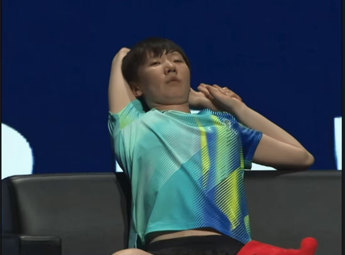 澳门世界杯女单决赛孙颖莎41力克王曼昱，右肩伤